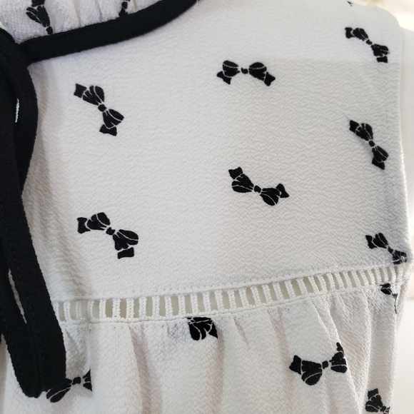 Women's Black and White Sleeveless Blouse - Picture 4 of 8